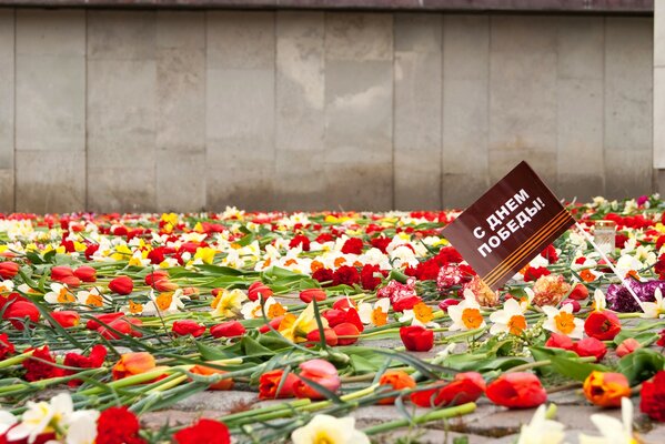 Mar de flores en el día de la victoria