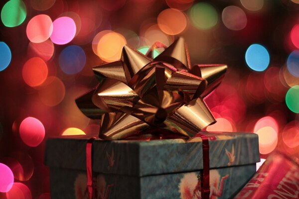 Geschenk-Box mit schönen goldenen Bögen an der Spitze