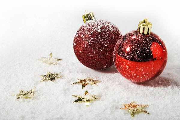 Composition de boules de Noël sur la neige