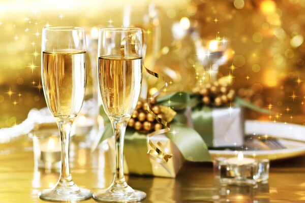 Capodanno, tavola festiva con champagne