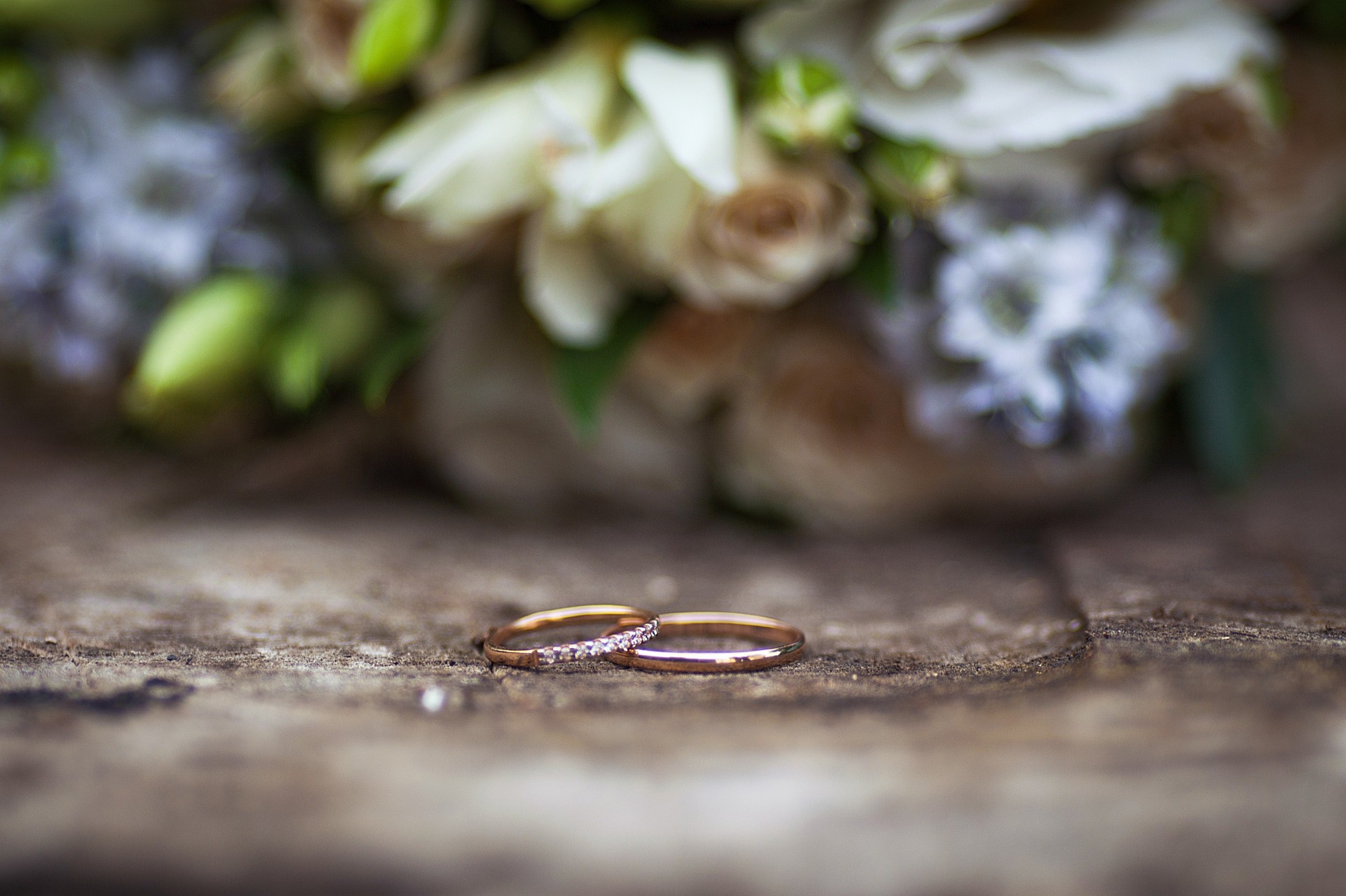 rings bouquet wedding close up