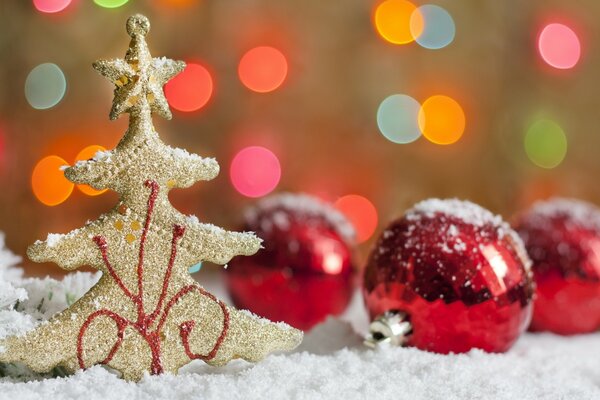 Christmas tree toys in the snow