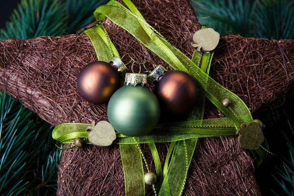 Estrella de Navidad en bolas de árbol de Navidad