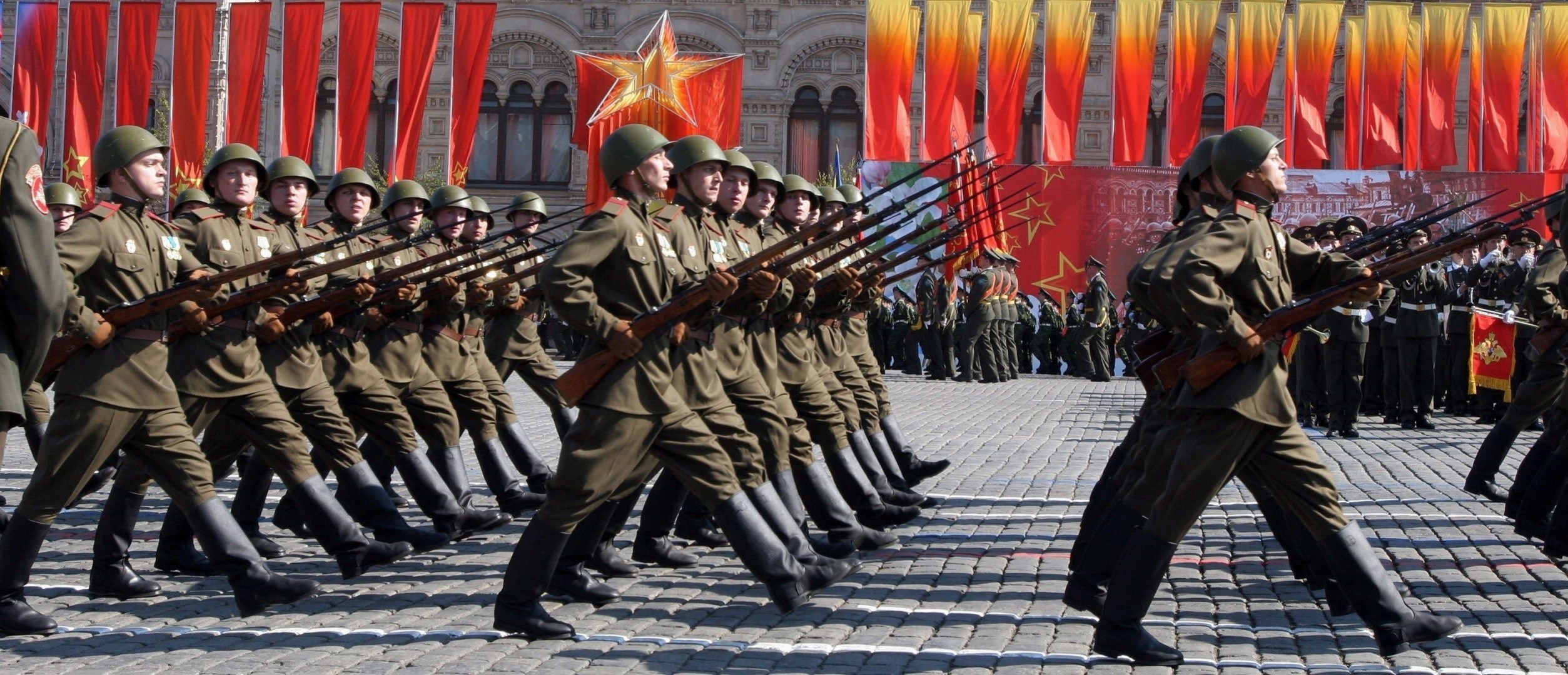 armes nouvel an uniforme soldats défilé 9 mai drapeaux