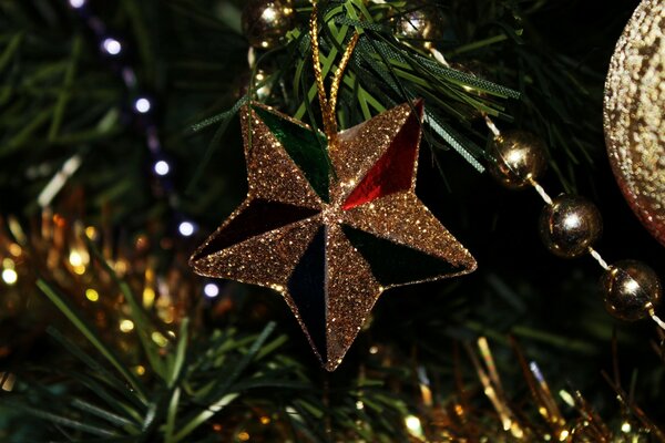 Ein Stern am Weihnachtsbaum zu Weihnachten