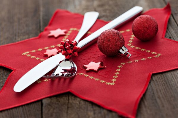 Christmas table decoration with bright balloons and napkin