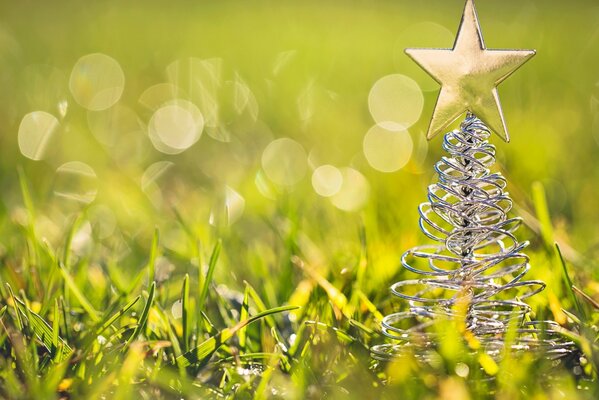 Piccolo albero di Natale fatto di filo nell erba verde