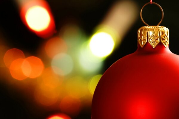 Image d une boule de Noël à la lumière des guirlandes