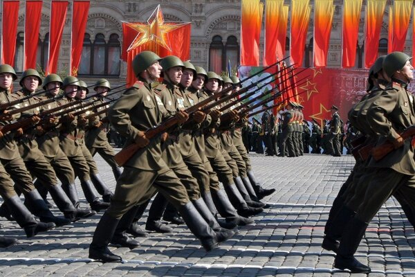 Soldaten bei der Parade am 9. Mai