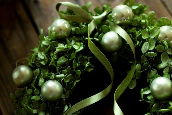 Palline verdi con nastri sulla ghirlanda di Capodanno