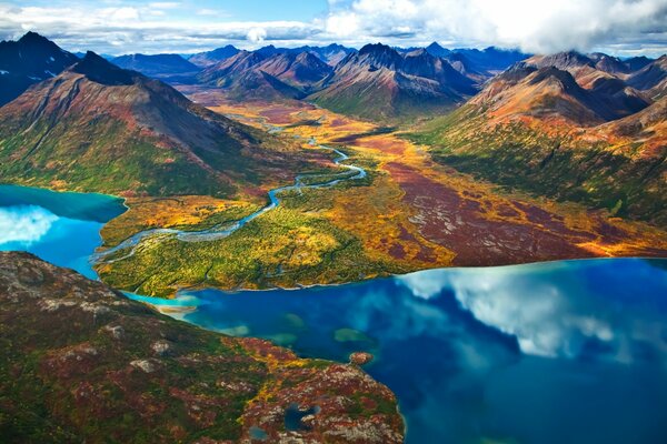 Paysage rocheux avec lac bleu