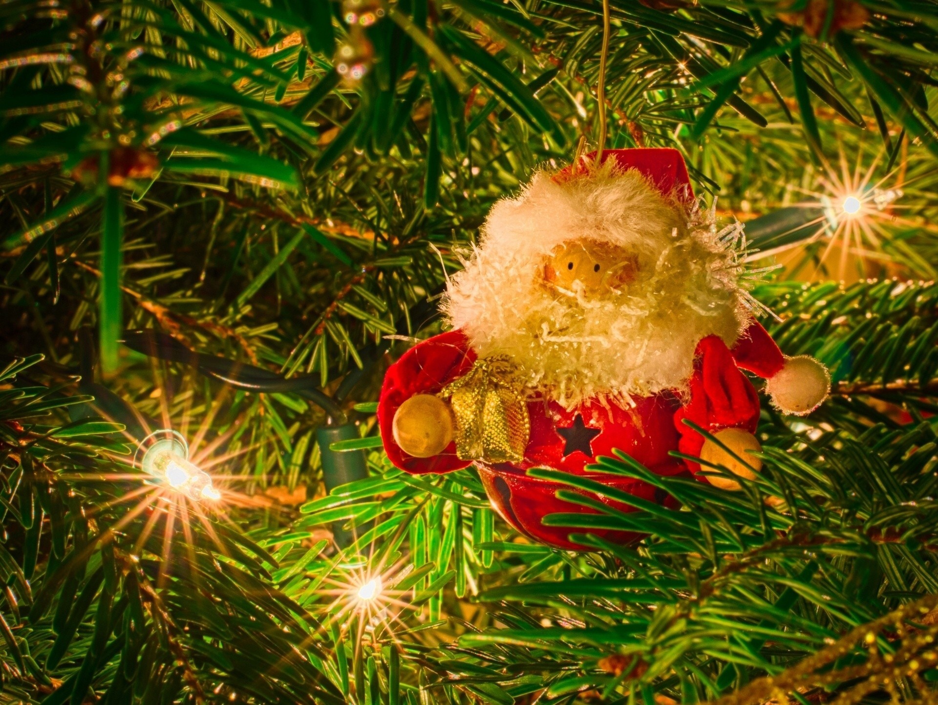 arbre de noël père noël ampoules aiguilles guirlande