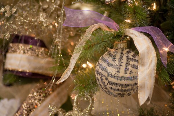 Weihnachtskugel mit Noten am Weihnachtsbaum