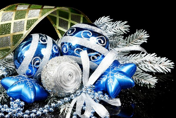 Grey and blue Christmas balls