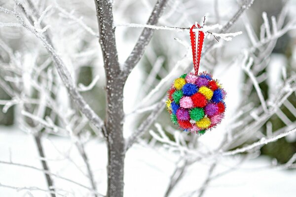 Decoración brillante en un árbol cubierto de nieve