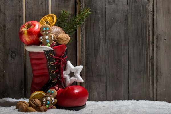 Chaussure de Noël avec pomme et biscuits