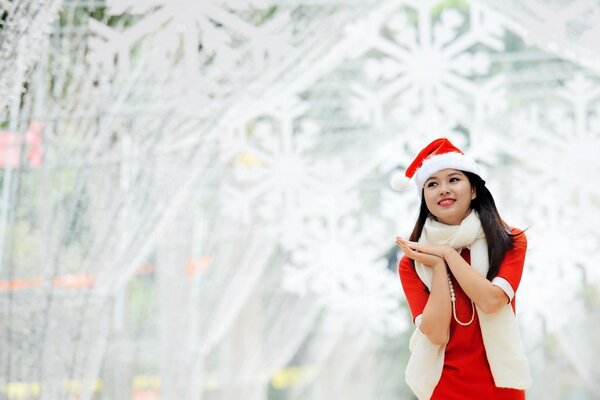 Ragazza in un cappello di Babbo Natale