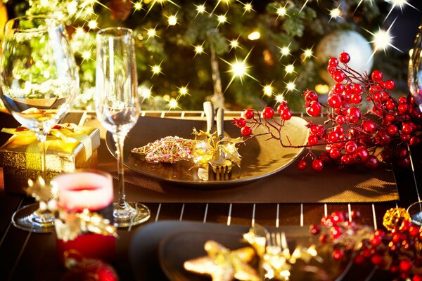 Dîner du nouvel an avec des verres et des décorations