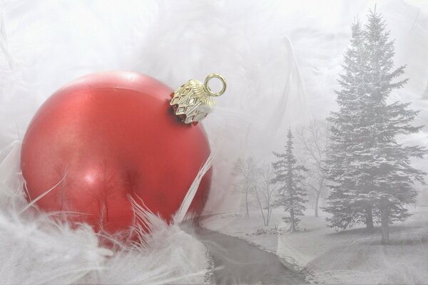 Rote Christbaumkugel auf dem Hintergrund des Winterwaldes