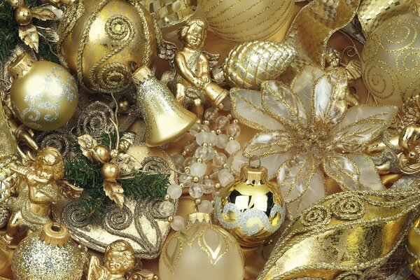 Le palle d oro sull albero di Natale sono una direzione super trendy