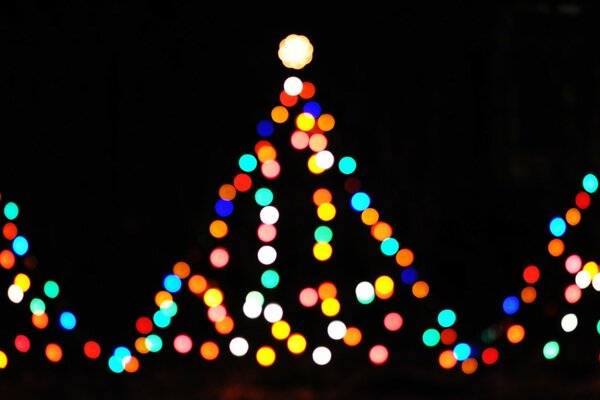 Un vrai arbre de Noël bokeh pour le nouvel an