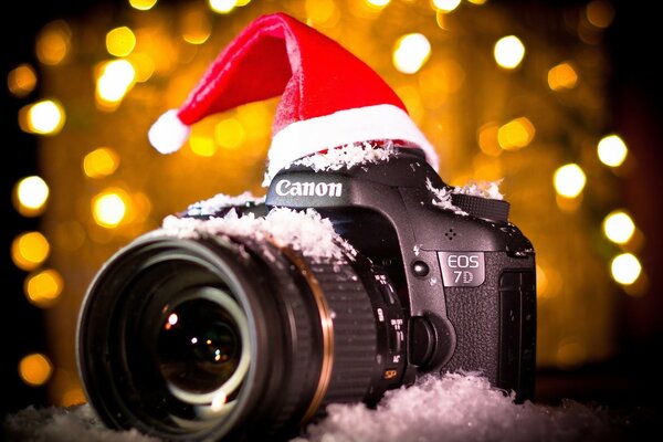 Fotocamera canon con cappello di Natale