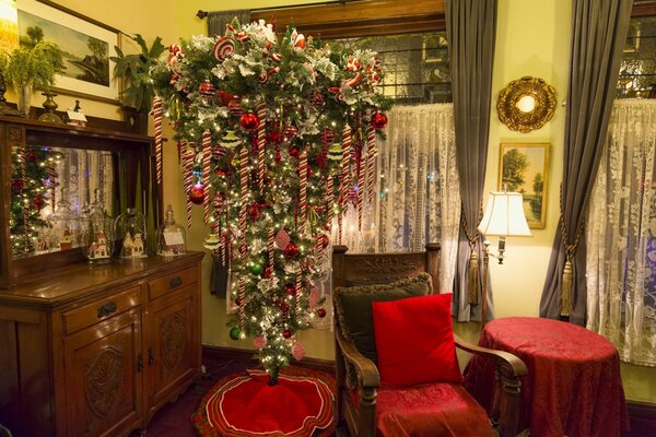 Acogedor comnotka con un hermoso árbol de Navidad