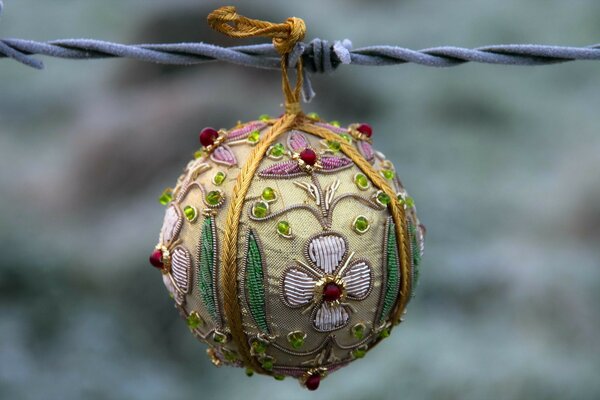 Giocattolo di Natale dipinto a mano con fiori su corda blu