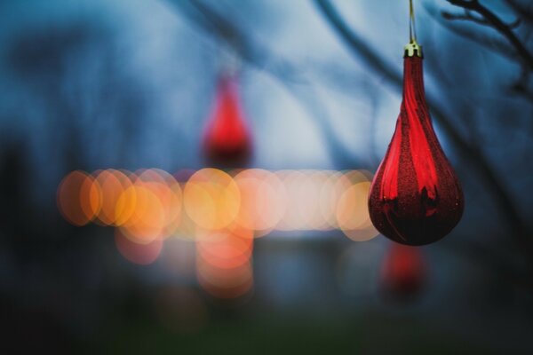 Weihnachtsspielzeug am Weihnachtsbaum