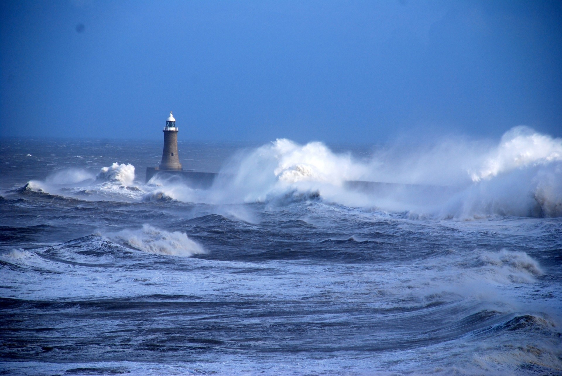 grèves phare vague océan mer vent tempête mauvais temps