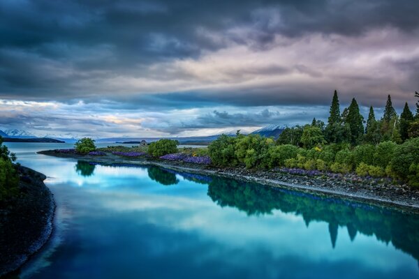 Nuages nuageux et rive du fleuve