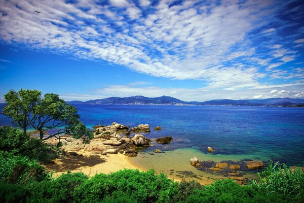 Cielo blu sopra le bellezze della costa