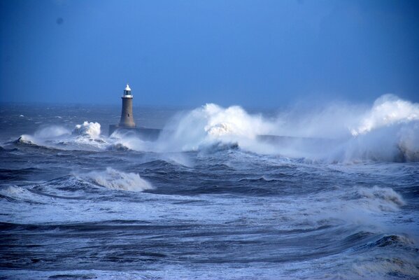 Tormenta Marina. Golpes en el faro