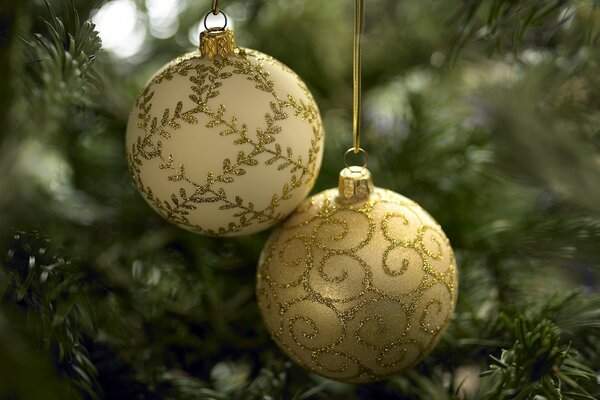 Or boules de Noël sur l arbre de Noël. Nouvel an td