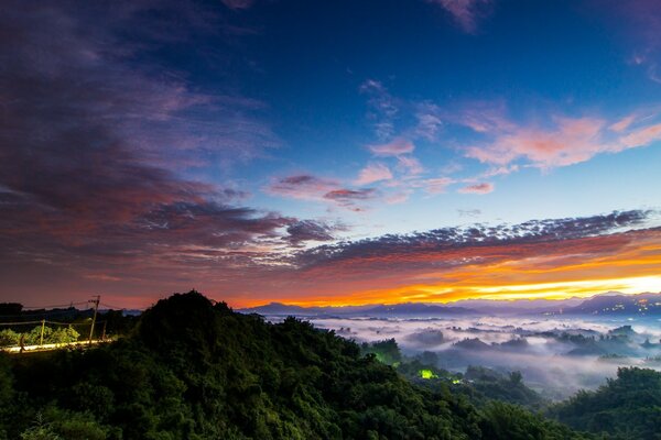 Ein mysteriöser Sonnenuntergang in Erwartung der Stille