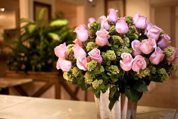 Blumenstrauß aus rosa Rosen auf dem Tisch