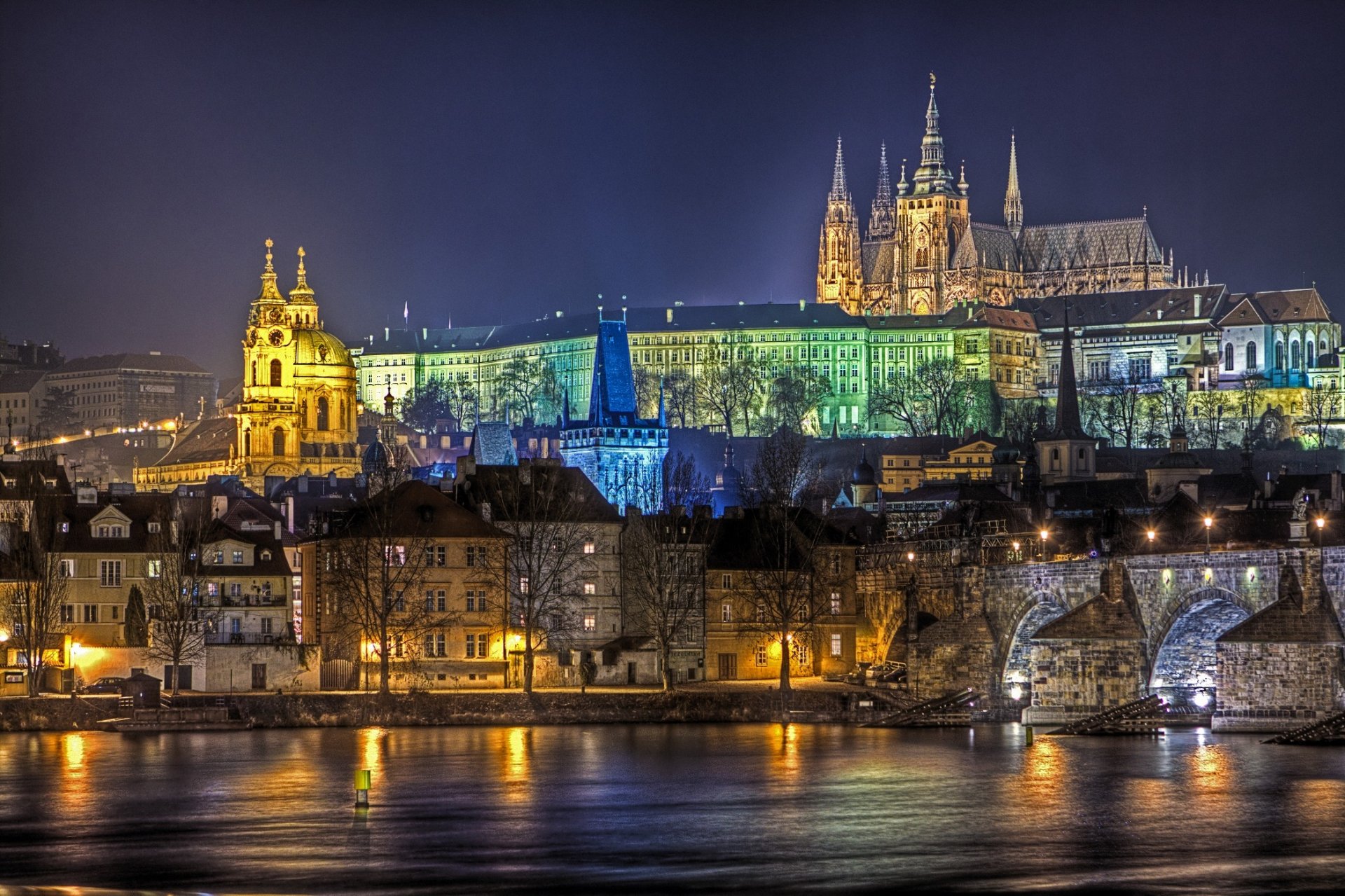 zamek domy oświetlenie nocne woda odbicie