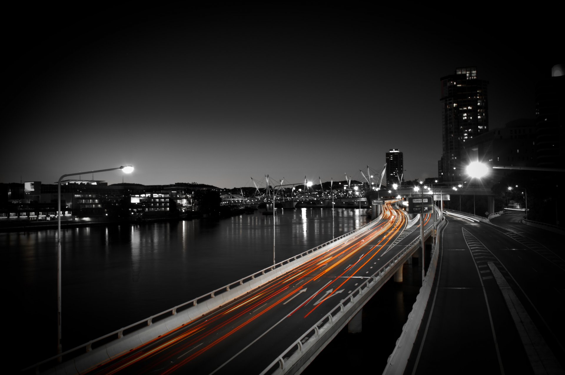 ciudad noche carretera luces linternas edificios cuerpo de agua auto movimiento velocidad foto fondo de pantalla