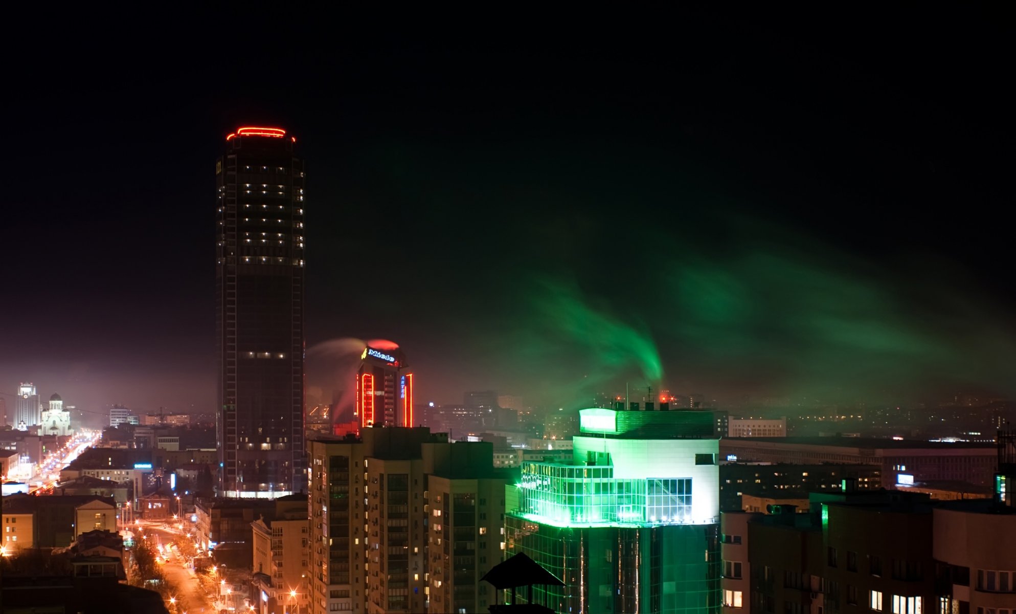 jekaterinburg stadt metropole wolkenkratzer haus gebäude höhe dach straße lichter hintergrundbeleuchtung glühen nacht himmel foto