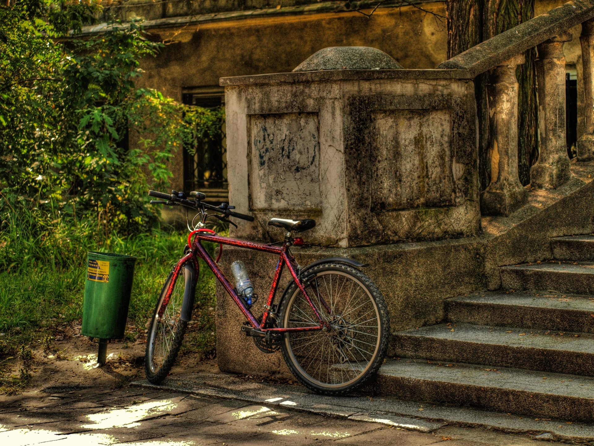 bicicleta escalera rojo esperando al anfitrión