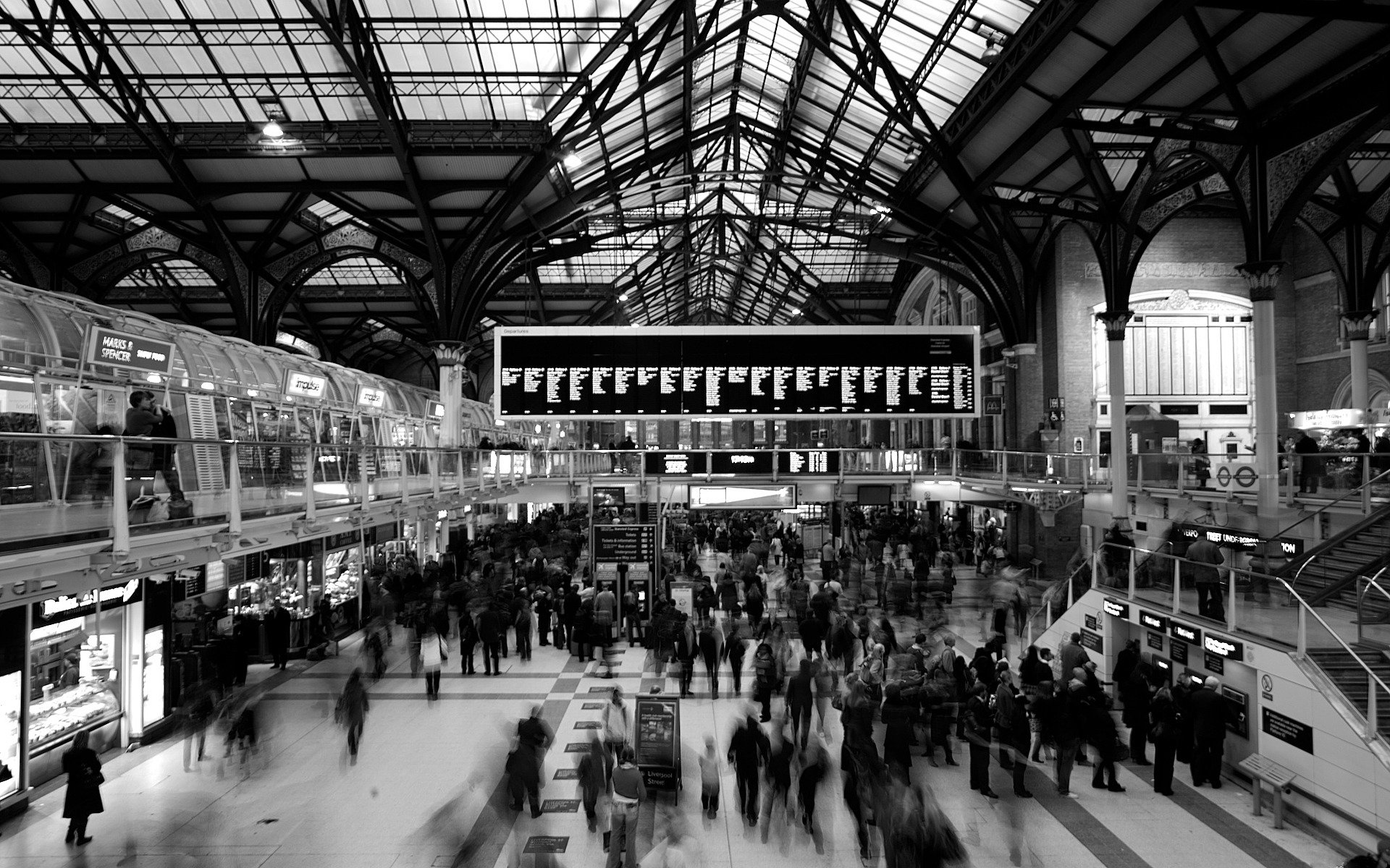 london england menschen hektik station anzeigetafel zeitplan uhr