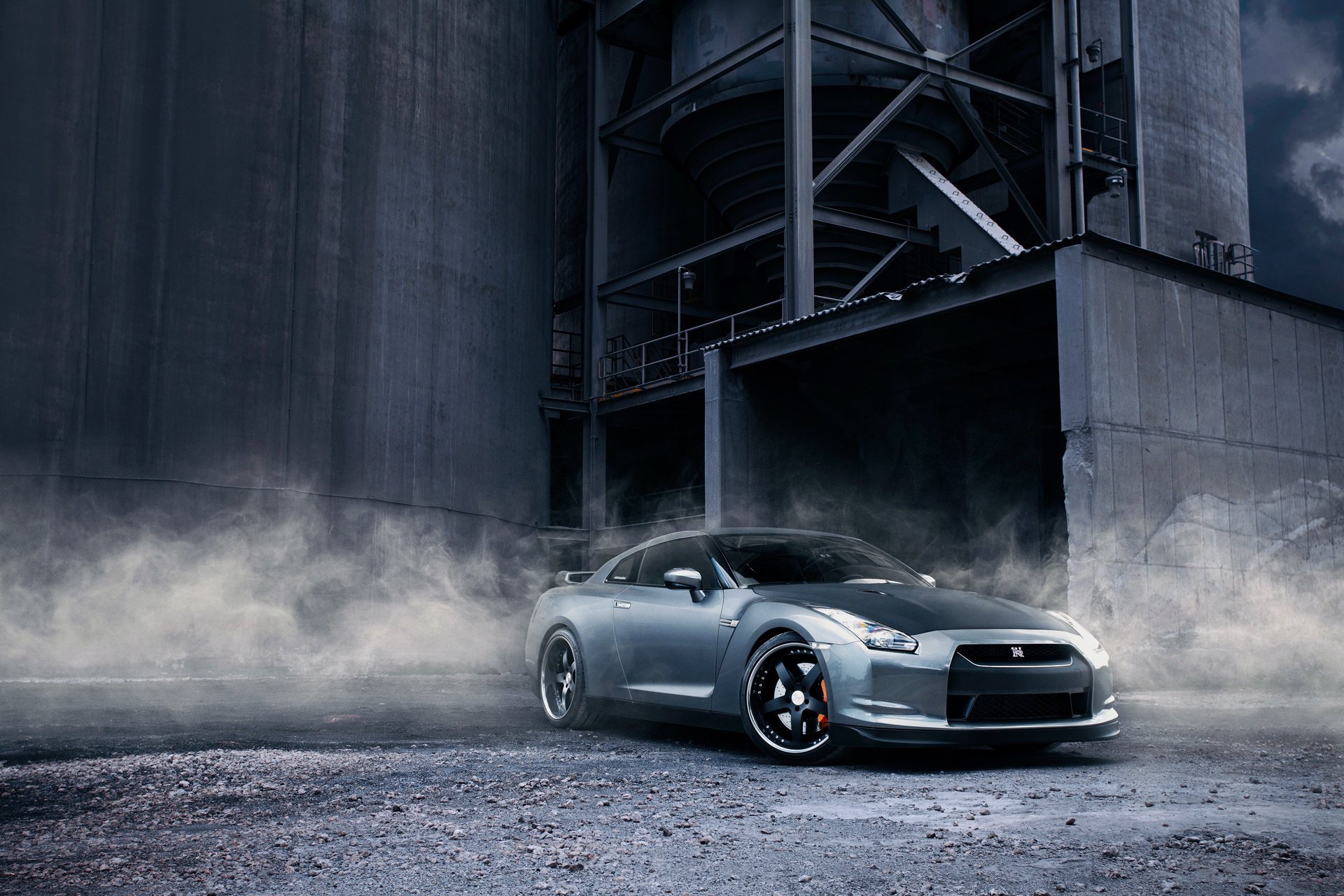 r35 gtr fumée usine nissan gravier poussière