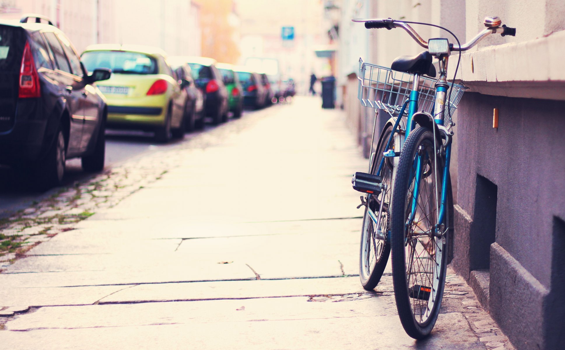 una bici strada spostamento e inclinazione bicicletta città auto parcheggio marciapiede