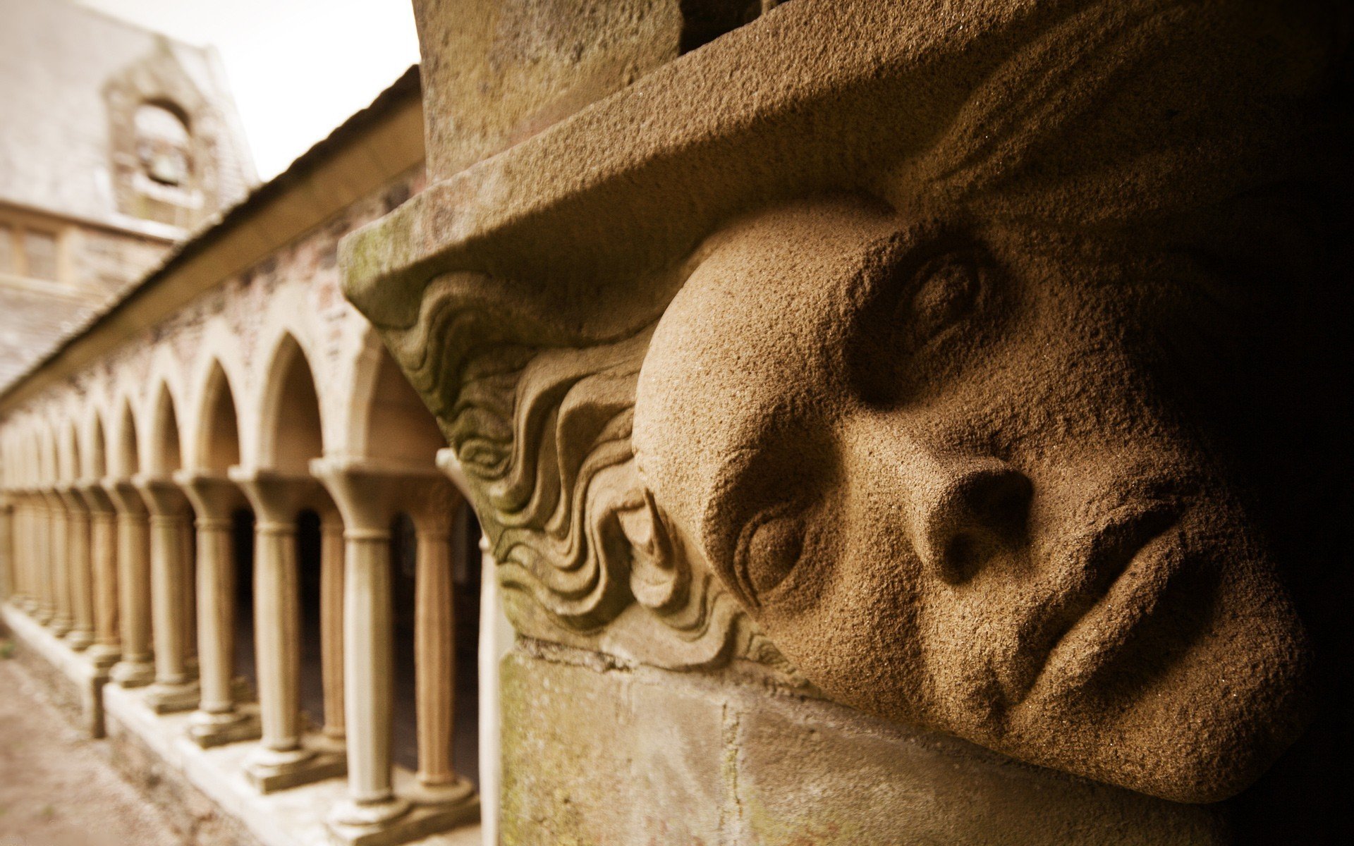 grèce construction colonnes visage