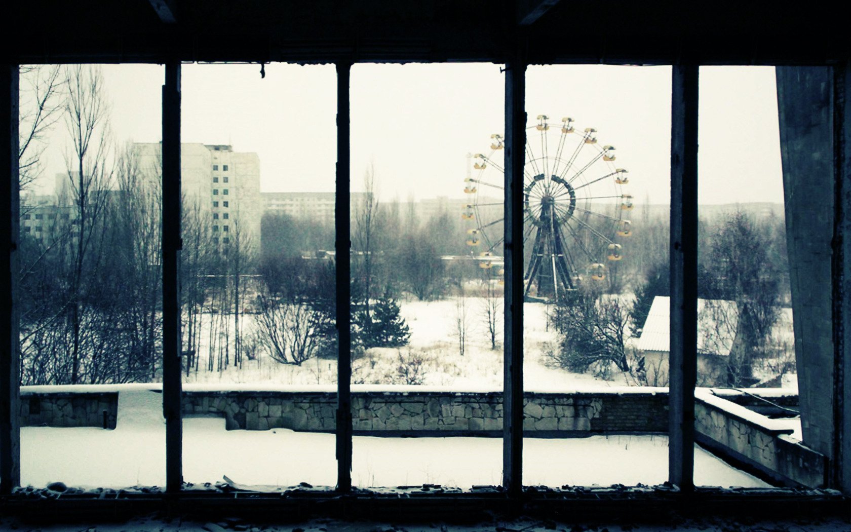 pripyat zona finestra case giostra alberi neve