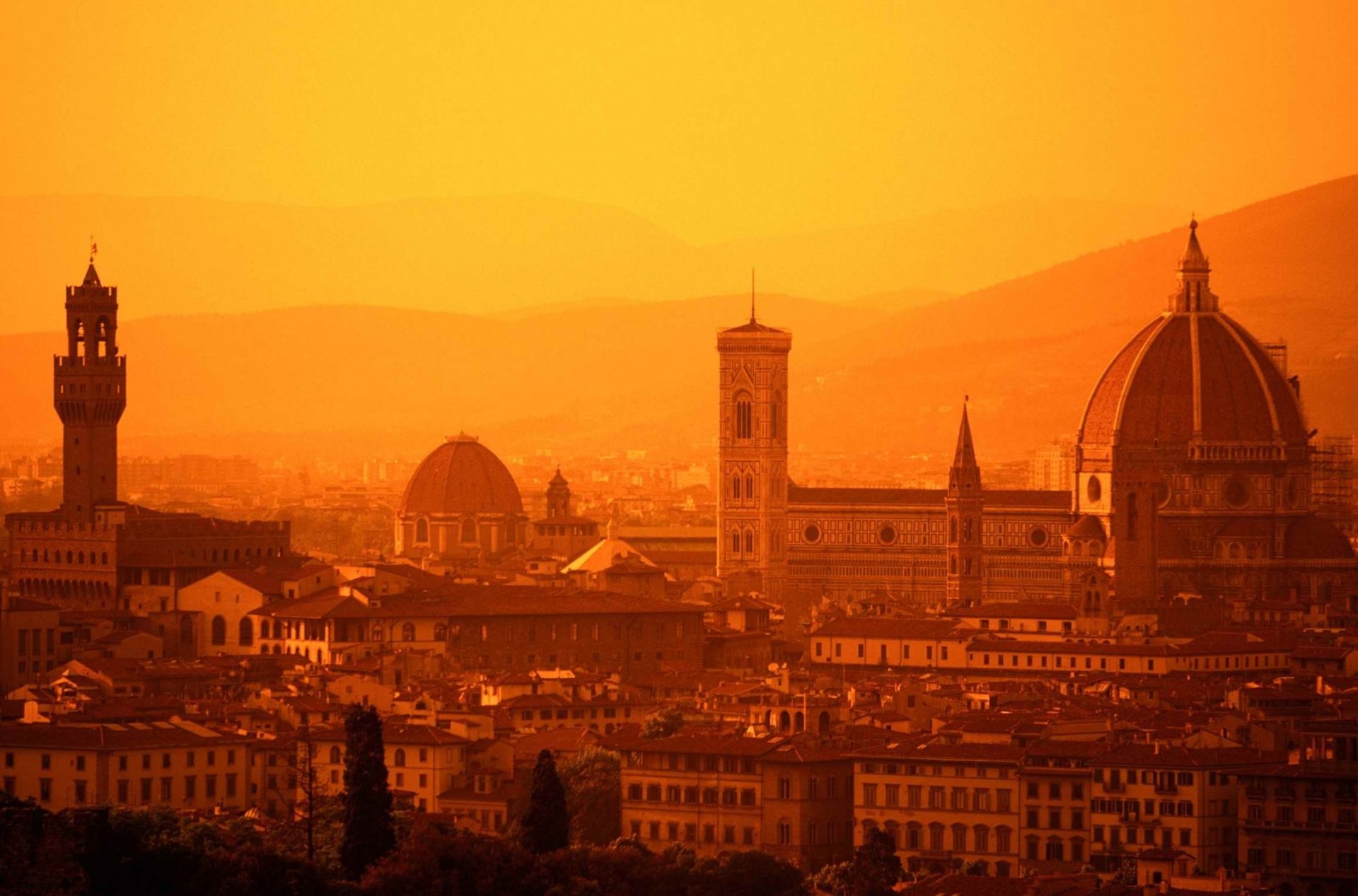 italia firenze toscana edifici case architettura cattedrale santa maria del fiore montagne colline sera tramonto foto