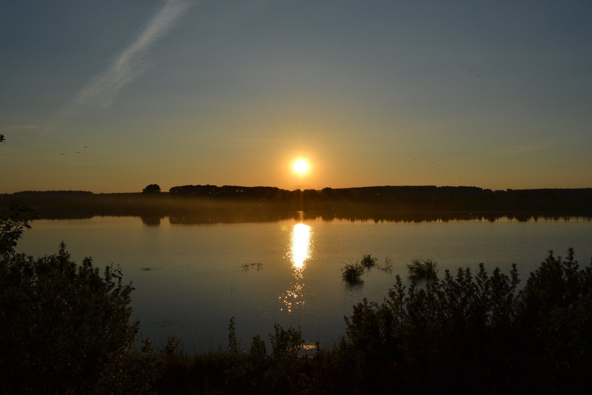 puesta de sol lago verano