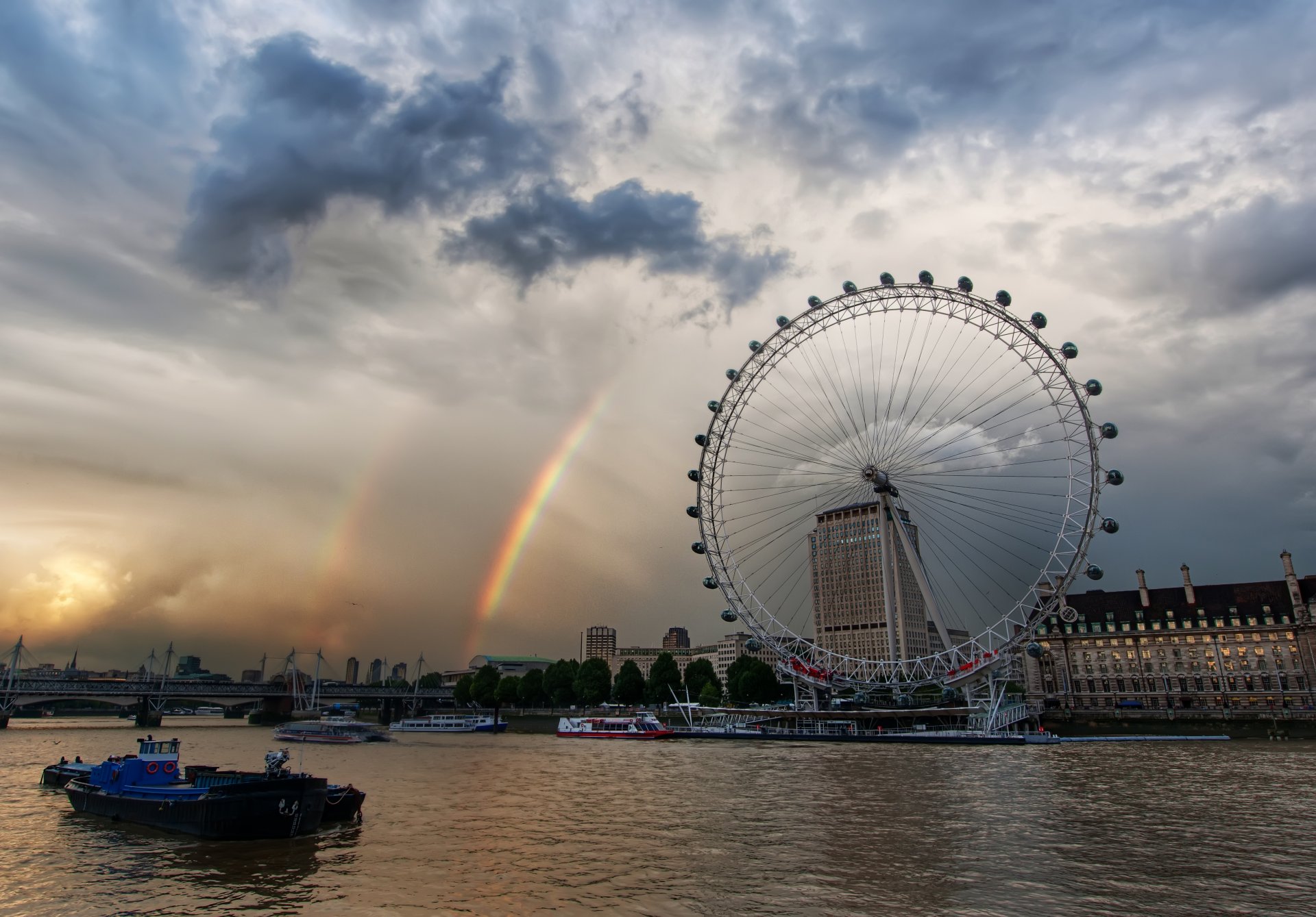 london thames london-ay roundabout rainbow