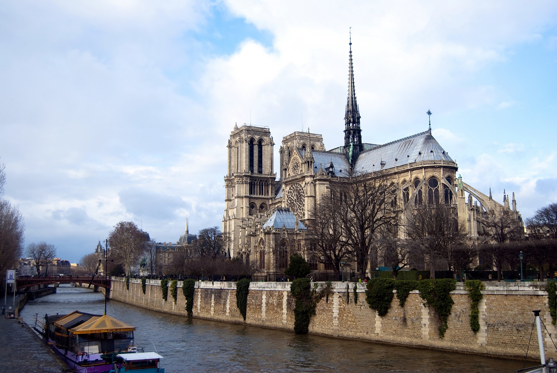 cathédrale notre-dame de paris paris france notre-dame de paris rivière pont bateau nuages ciel