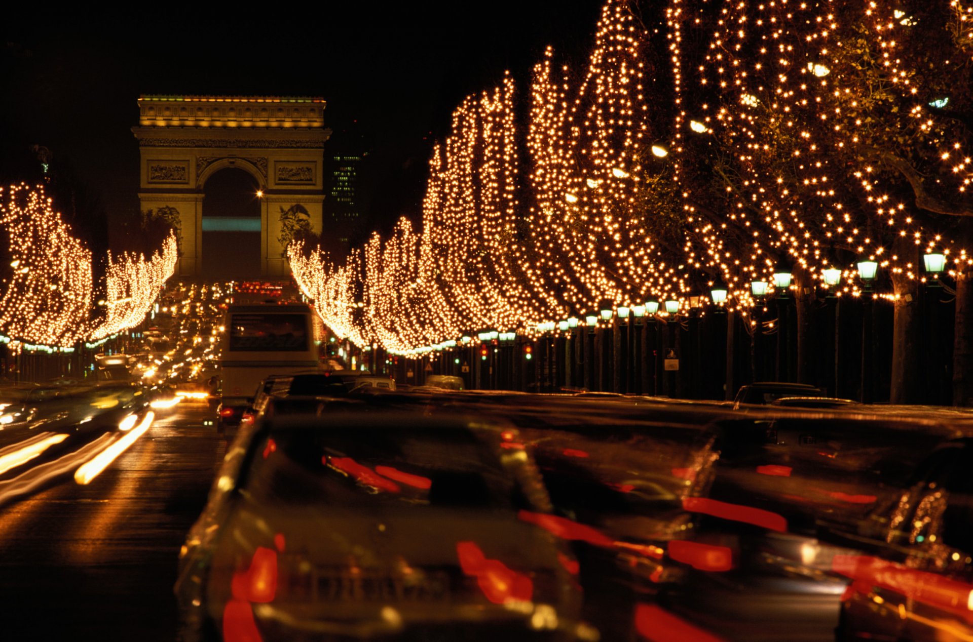 paris arc de triomphe guirlandes nouvel an nuit